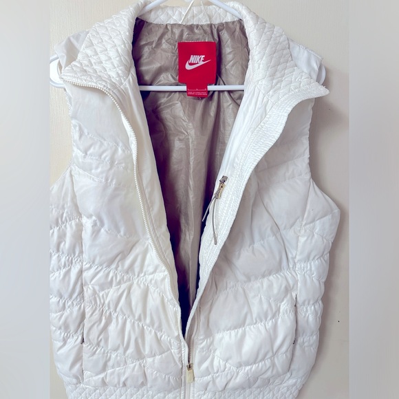 Nike women’s puffer vest - like new! Size L - Picture 2 of 5